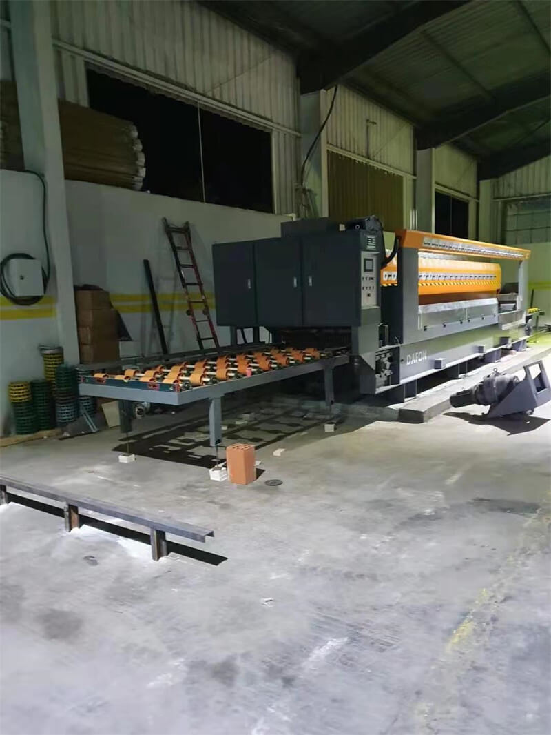 Automatic granite polishing machine