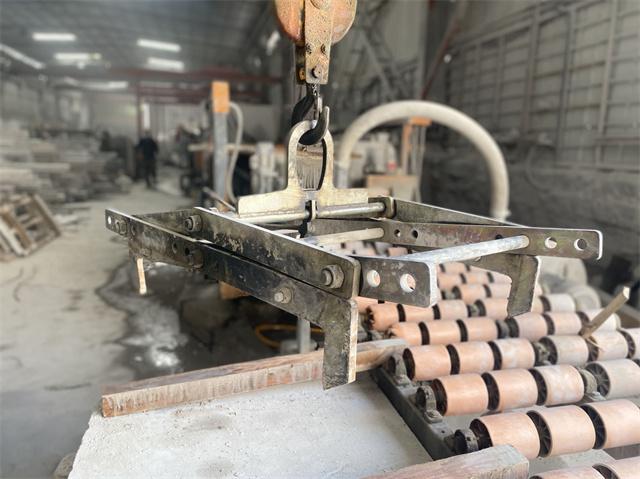 The clamp can easily unload the kerbstone